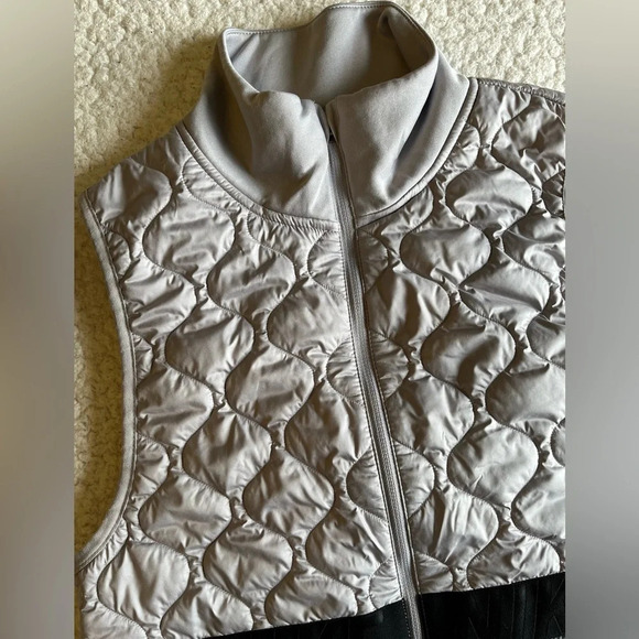 Nike Aerolayer Running Vest, gray/black. Women’s small - Picture 2 of 10